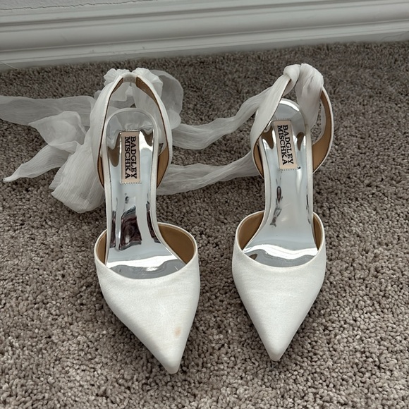BADGLEY MISCHKA COLLECTION Blaze Pump 3” white heels - Picture 6 of 11